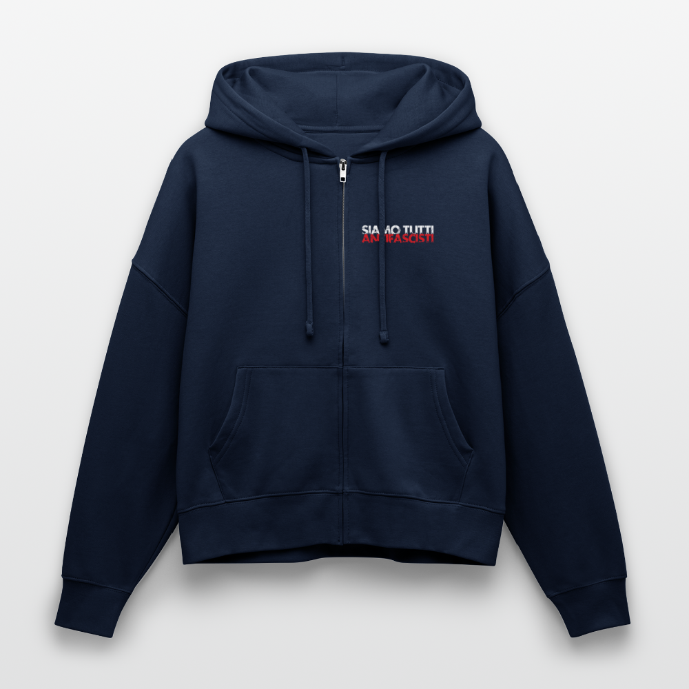 Zip Hoodie mit kleinem Brustprint „SIAMO TUTTI ANTI FASCISTI“ in Weiß und Rot. Doppelt gefütterte Kapuze, Fronttasche, sportlicher Boxy Fit.- Navy
