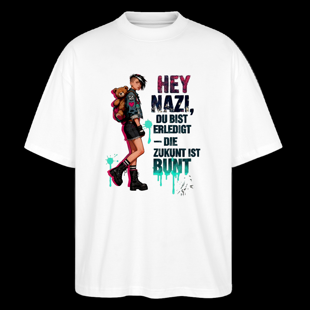 „Weißes T-Shirt mit Punk-Illustration und Statement ‚Hey Nazi, du bist erledigt – die Zukunft ist bunt‘ – Frontansicht“