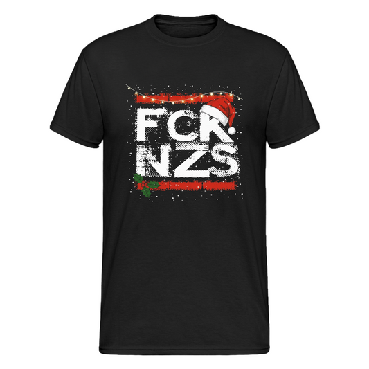 „Schwarzes Gildan Heavy T-Shirt mit weißem FCK NZS Schriftzug, Santa-Mütze und roten Farbspritzern“
