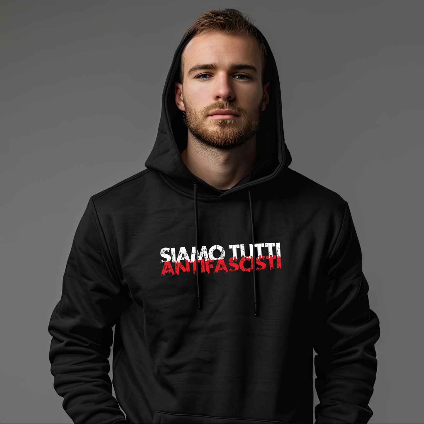 Schwarzer Unisex-Hoodie mit weiß-rotem Frontprint „SIAMO TUTTI ANTIFASCISTI“. Der Kapuzenpulli besteht aus Bio-Baumwolle, hat einen Rundhalsausschnitt und zeigt ein klares politisches Statement für Vielfalt und gegen Faschismus – präsentiert in hochwertigem Siebdruck.