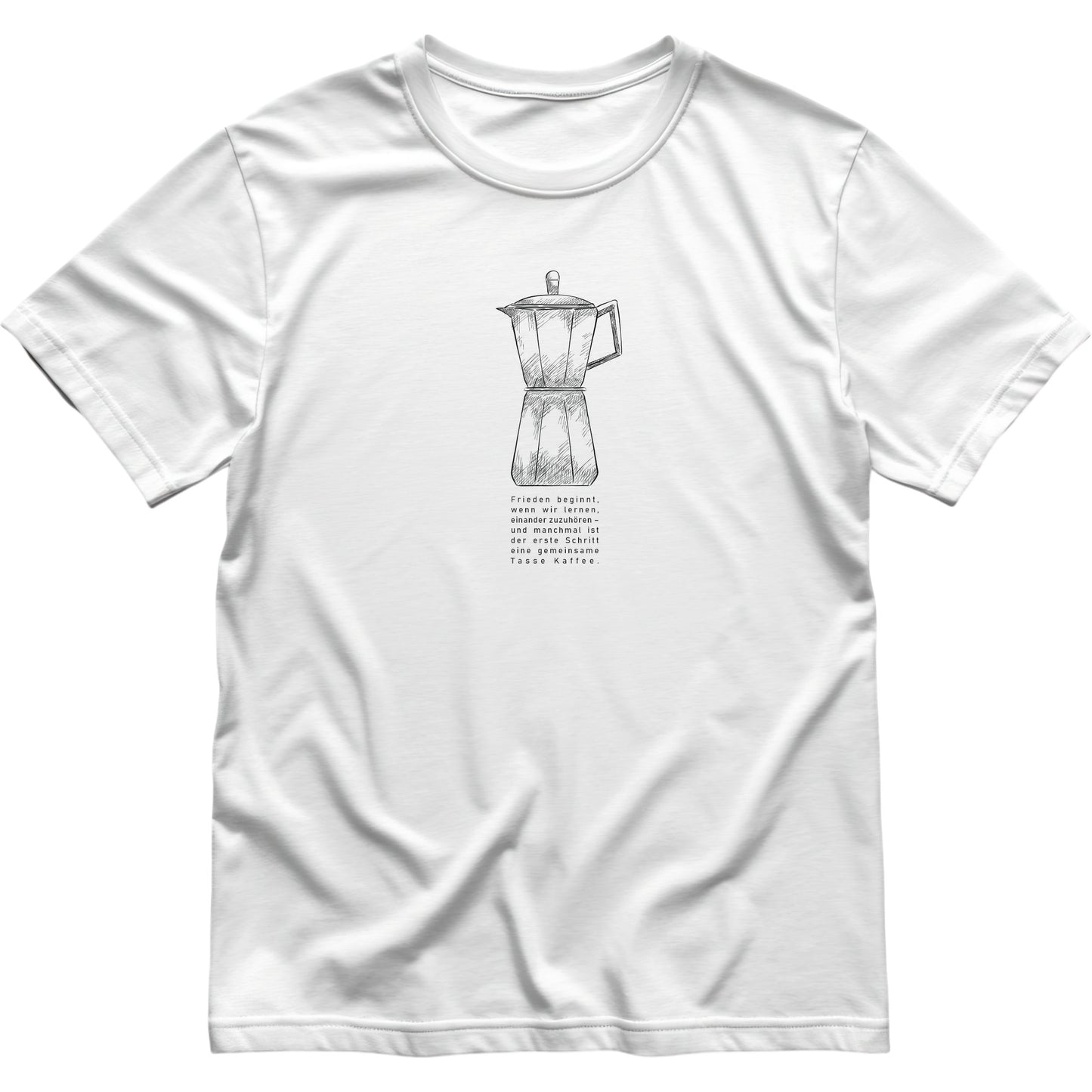 Mokkakanne auf weißem T-Shirt. Darunter steht in deutscher Sprache das Zitat: ‚Frieden beginnt, wenn wir lernen, einander zuzuhören – und manchmal ist der erste Schritt eine gemeinsame Tasse Kaffee.