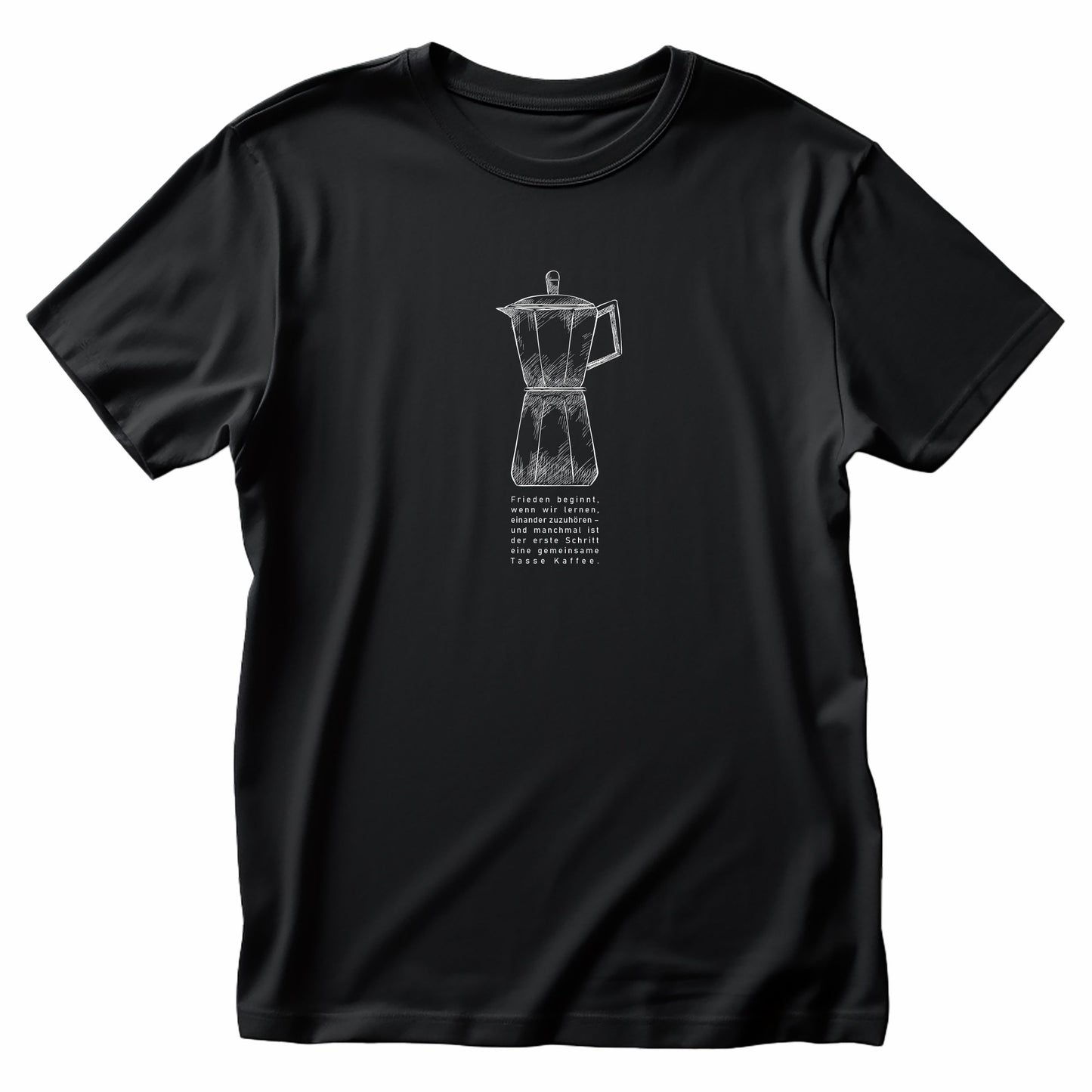 Mokkakanne auf schwarzem T-Shirt. Darunter steht in deutscher Sprache das Zitat: ‚Frieden beginnt, wenn wir lernen, einander zuzuhören – und manchmal ist der erste Schritt eine gemeinsame Tasse Kaffee.