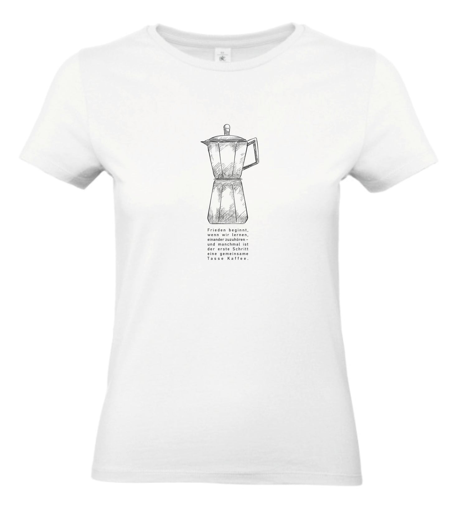 Mokkakanne auf weißem Damen T-Shirt. Darunter steht in deutscher Sprache das Zitat: ‚Frieden beginnt, wenn wir lernen, einander zuzuhören – und manchmal ist der erste Schritt eine gemeinsame Tasse Kaffee.