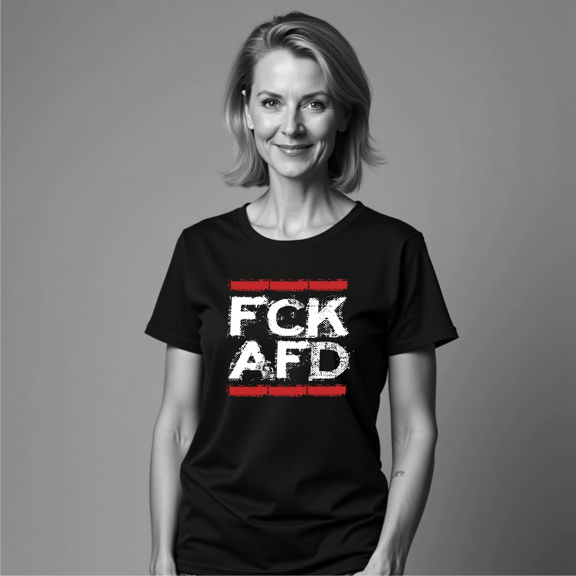 „FCK AFD Damen T-Shirt in Schwarz – Unisex Gildan Heavy Shirt mit politischem Statement gegen rechte Ideologien, 100 % Baumwolle, gerader Schnitt, getragen von Frau“