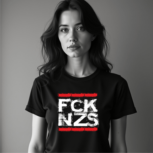 Frau trägt FCK NZS Damen T-Shirt  - Das kreative Statement