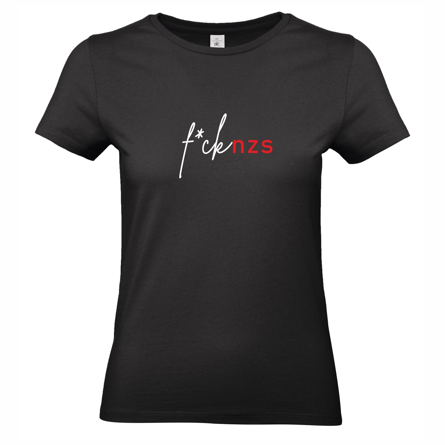 Schwarzes Damen T-Shirt aus Bio-Baumwolle mit dem Statement „FCK NZS“ in weißem Siebdruck auf der Vorderseite, flachliegend fotografiert – kraftvolles Symbol gegen Rechts.*