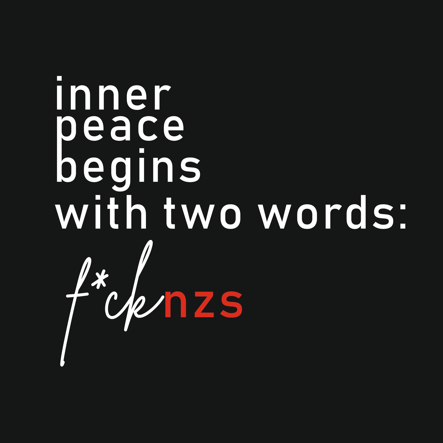 Druck Nahaufnahme des Prints „Inner Peace begins with two words: FCK NZS“ auf schwarzer Bio-Baumwolle – klare Typografie mit Haltung.