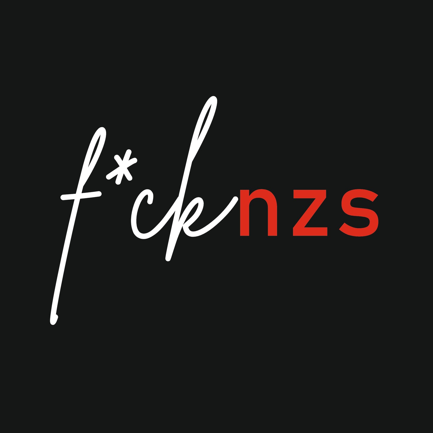 Druckansicht Unisex T-Shirt mit dem Statement „FCK NZS“ in fettem Siebdruck auf Bio-Baumwolle, fotografiert flachgelegt in Schwarz und Weiß – klar gegen Neonazismus positioniert.*