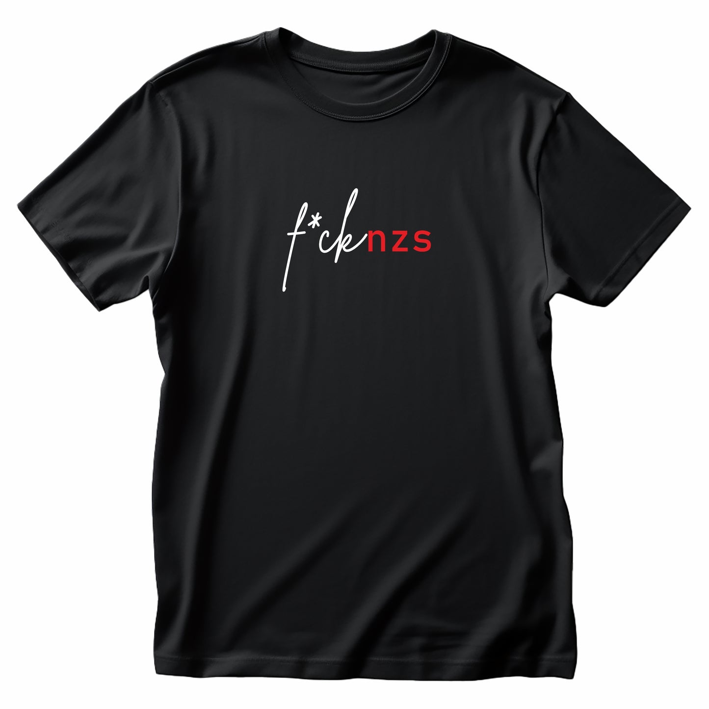 Unisex T-Shirt mit dem Statement „FCK NZS“ in fettem Siebdruck auf Bio-Baumwolle, fotografiert flachgelegt in Schwarz und Weiß – klar gegen Neonazismus positioniert.*
