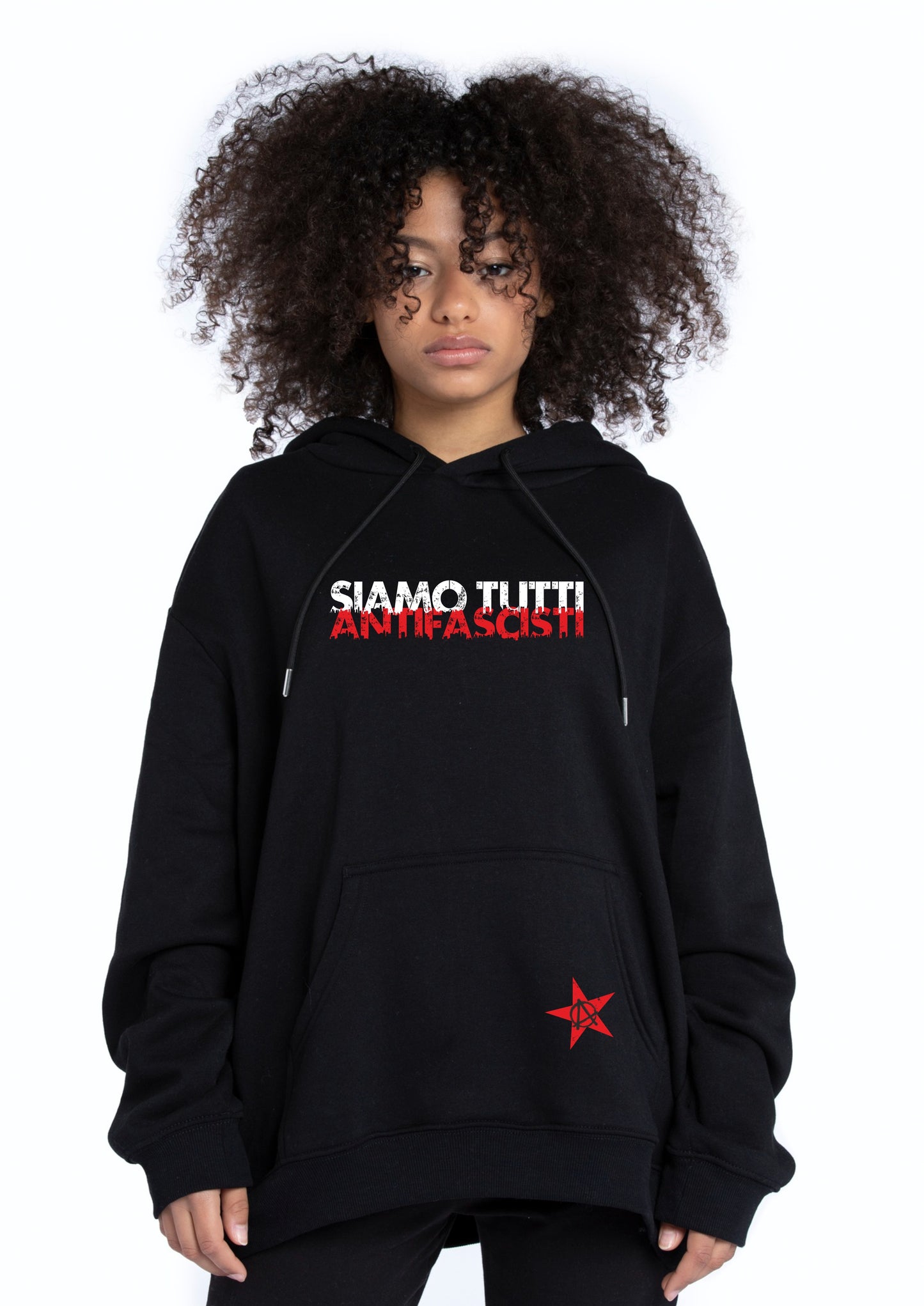 Schwarzer Unisex Sweater mit Frontprint „Siamo tutti antifascisti“ in Rot und Weiß, aus Bio-Baumwolle, flach fotografiert – Statement-Pullover von Jack & Jones × Das kreative Statement.