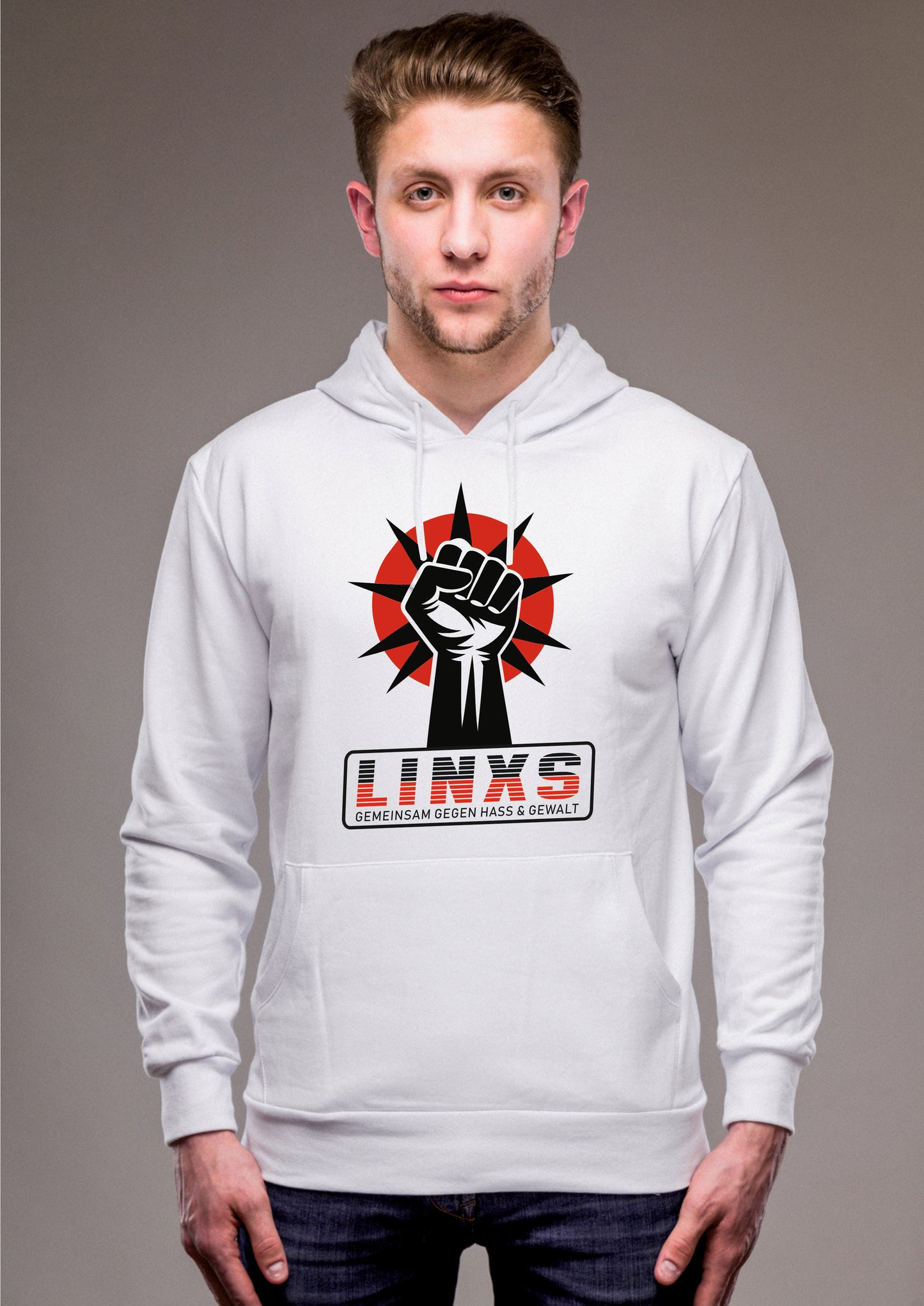 Mann trägt weißen Hoddie mit dem Aufdruck LINKS
