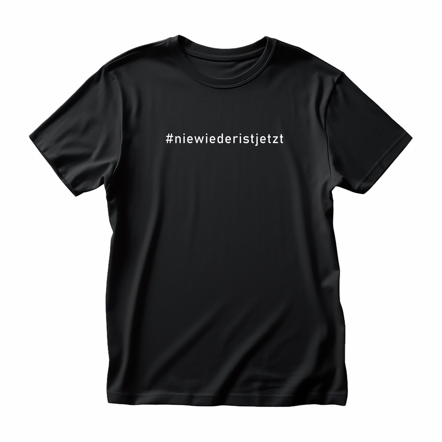 Schwarzes Unisex-T-Shirt mit dem weißen Frontprint „Nie wieder ist jetzt“, aufgenommen vor neutralem Hintergrund. Das Shirt besteht aus Bio-Baumwolle und wird im hochwertigen Siebdruckverfahren veredelt – ein sichtbares Statement gegen Faschismus und für Erinnerungskultur.