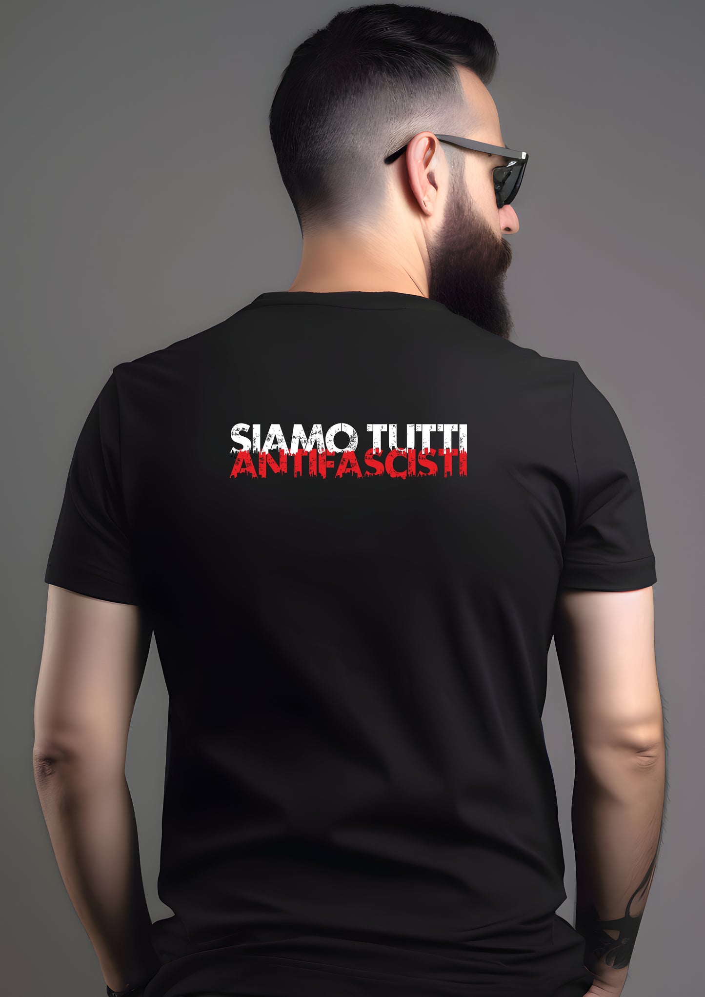 Mann trägt schwarzes T-Shirt mit dem Aufdruck Siamo tutti antifascist T-Shirt Front- & Backprint / Siebdruck - Das kreative Statement