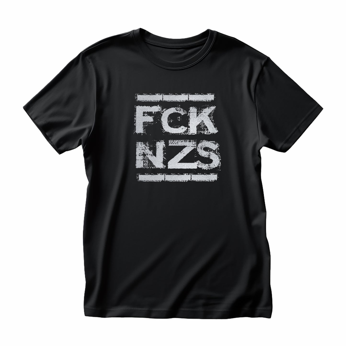 T-Shirt mit politischer Botschaft „FCK NZS“, glänzender Siebdruck in Silber auf Bio-Baumwolle