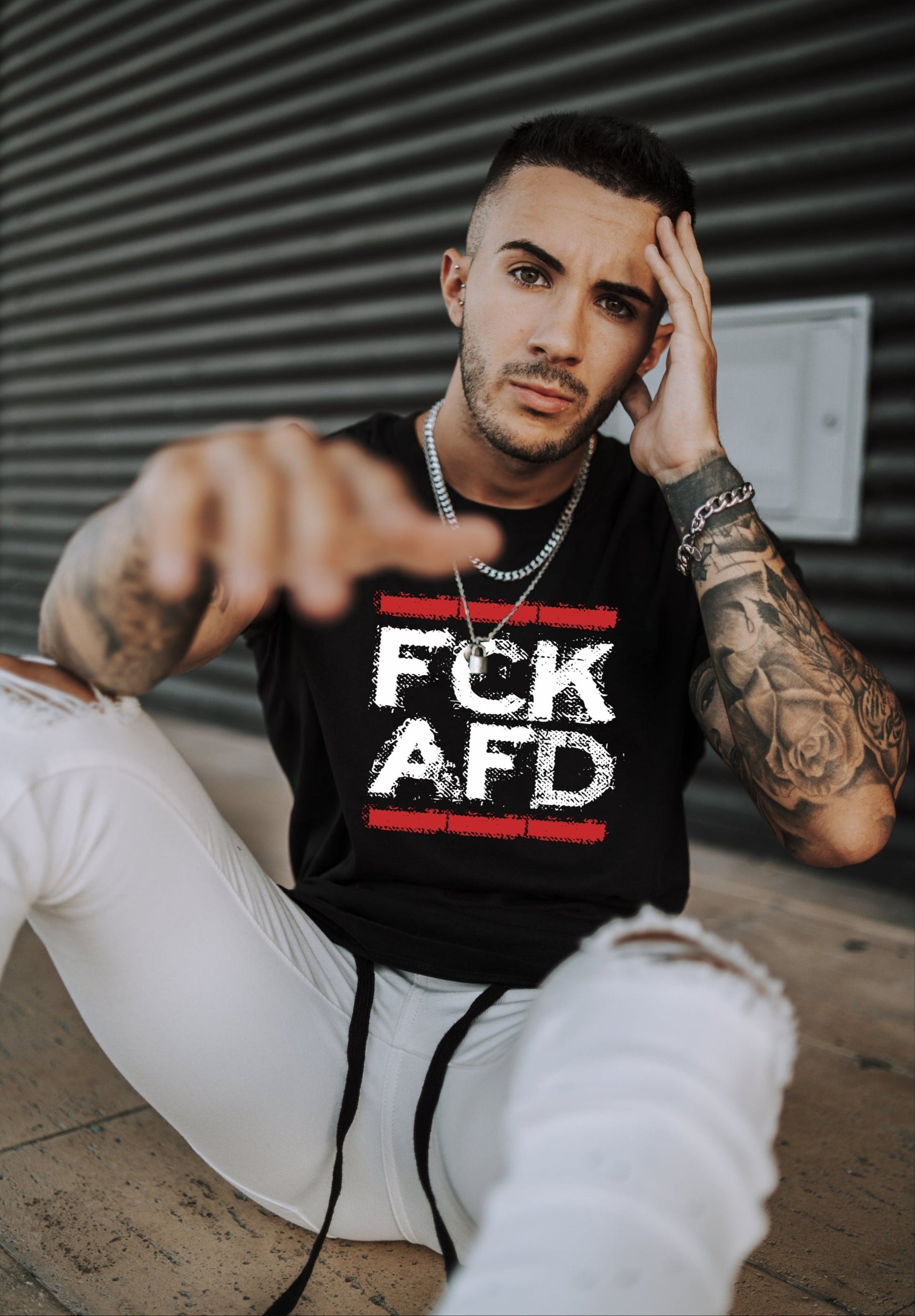 „Unisex T-Shirt FCK AFD in Schwarz – getragen von Mann, politisches Statement-Shirt aus 100 % Baumwolle mit klarer Botschaft gegen rechte Ideologien, Gildan Heavy, gerader Schnitt“