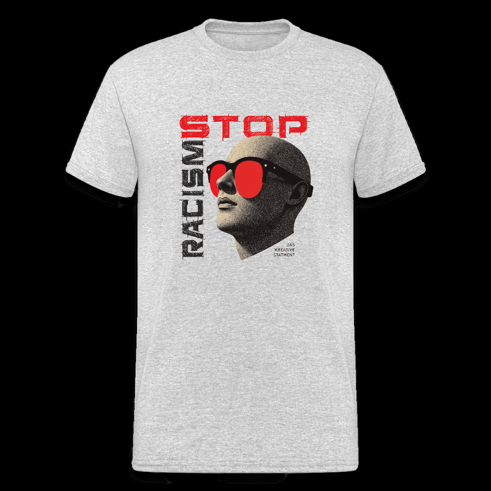 T-Shirt mit einer graustufigen Illustration eines Kopfes, der große rote Sonnenbrillen trägt. Oben steht in fetter roter Schrift „STOP“, teilweise überlagert von dem schwarzen, vertikal verlaufenden Wort „RACISM“ auf der linken Seite. Unten rechts neben dem Kopf befindet sich der Schriftzug „BLACK LIVES MATTER“.