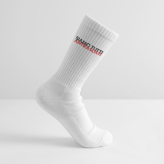 Tennissocken - Weiße Rippstricksocke mit schwarzem und rotem Print „SIAMO TUTTI ANTIFASCISTI“ seitlich am Schaft. Minimalistisches Design mit klarer antifaschistischer Botschaft.