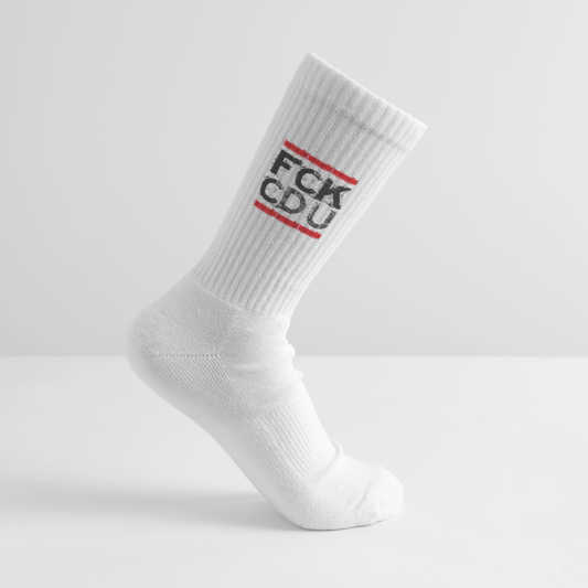 Weiße Tennissocke mit schwarzem „FCK CDU“ Print und roten Balken. Gerippter Schaft, elastisches Bündchen, getragen auf weißem Hintergrund.