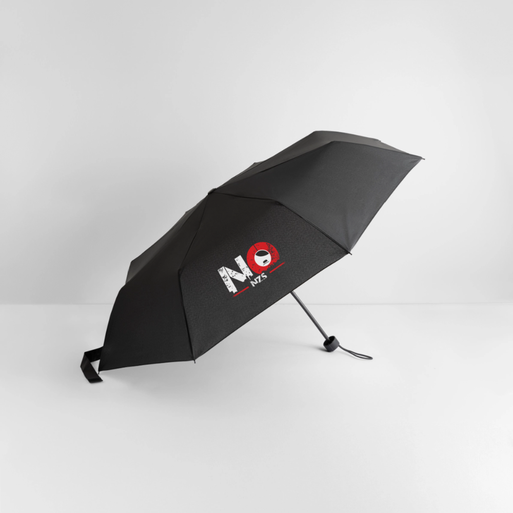 „Kleiner schwarzer Regenschirm mit weiß-rotem ‚NO NZS‘-Print – Statement gegen Nazis, kompakt und wetterfest“