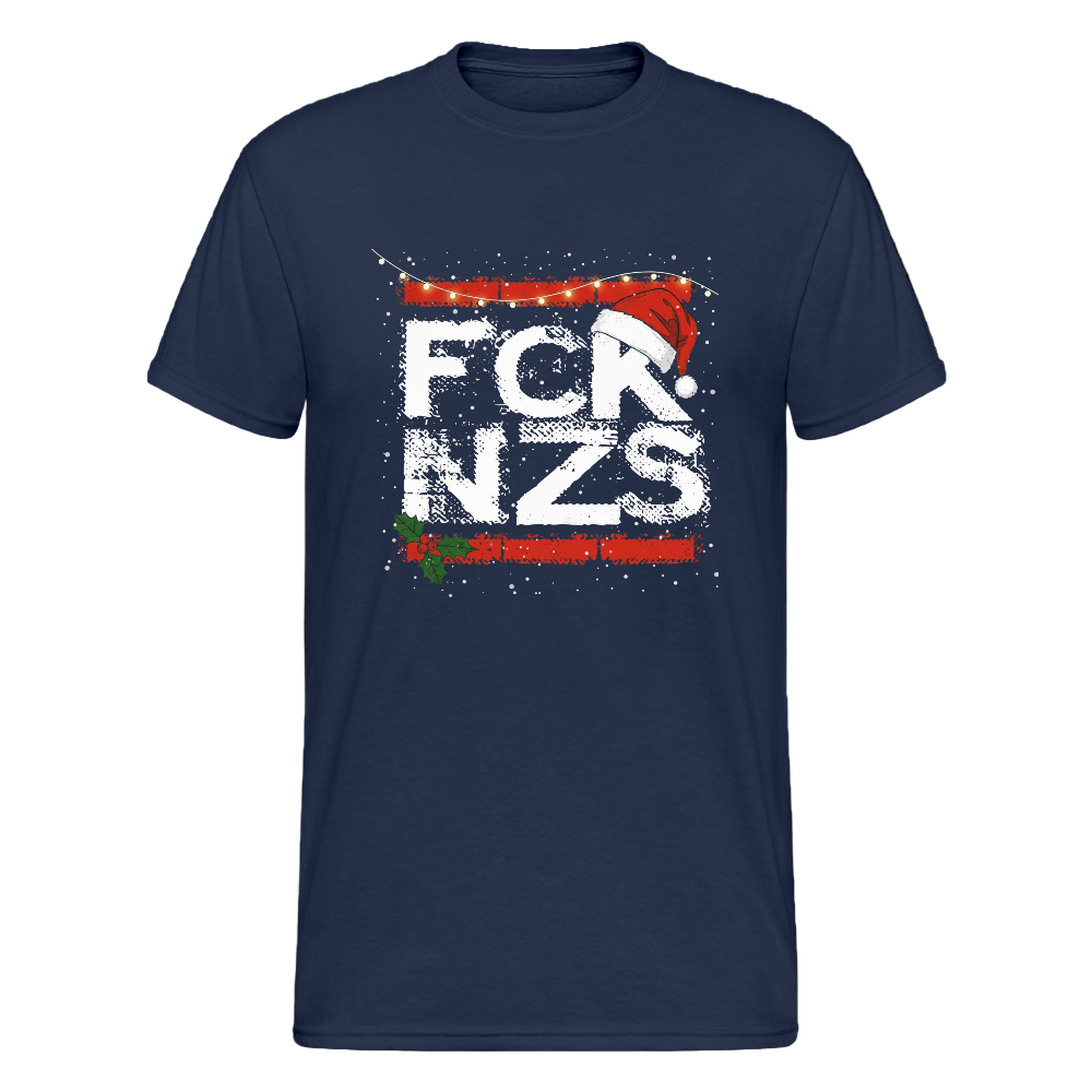 „Festliches Statement-Shirt mit FCK NZS Design, Weihnachtsdekor und politischer Botschaft“

