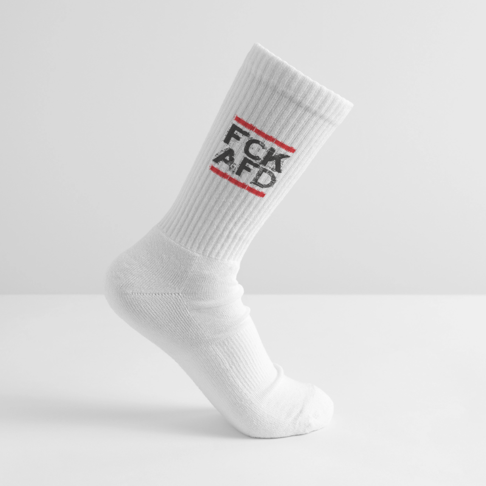 Weiße Tennissocke mit schwarzem „FCK AFD“ Print und roten Balken. Gerippter Schaft, elastisches Bündchen, getragen auf weißem Hintergrund.