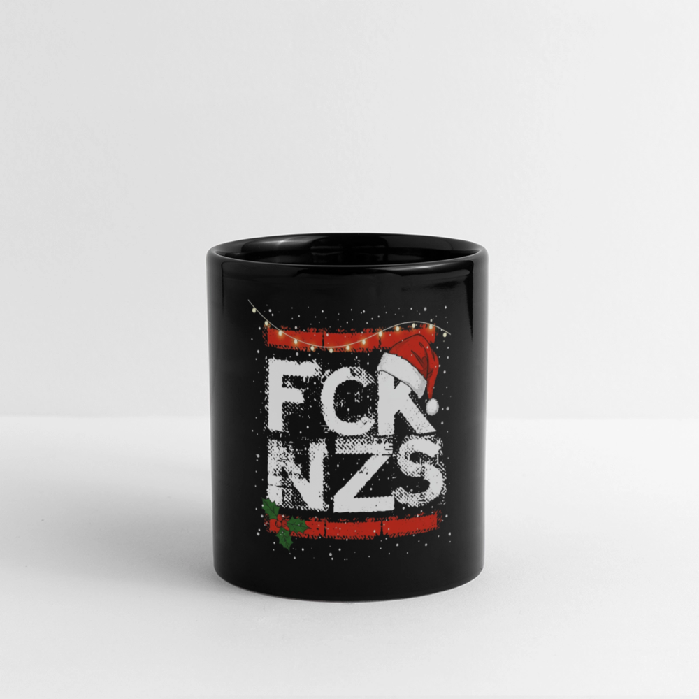 Schwarzer Keramikbecher mit FCK NZS Schriftzug, Weihnachtsmütze, Lichterkette und festlichem Anti-Nazi Design