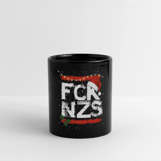 Schwarzer Keramikbecher mit FCK NZS Schriftzug, Weihnachtsmütze, Lichterkette und festlichem Anti-Nazi Design