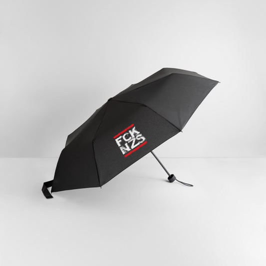 Schwarzer Faltregenschirm mit weißem „FCK NZS“ Print im roten Rahmen. Kompakt, mit Klettverschluss und Schutzhülle. Statement gegen Faschismus.