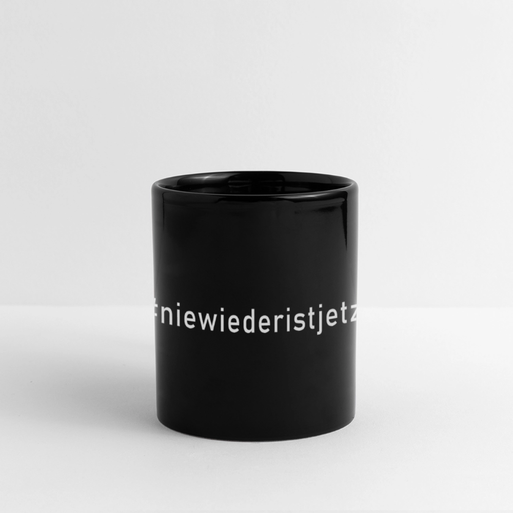 „Schwarze Keramiktasse mit weißem Aufdruck #niewiederistjetzt – fotografiert auf weißem Hintergrund, klare Botschaft gegen das Vergessen“