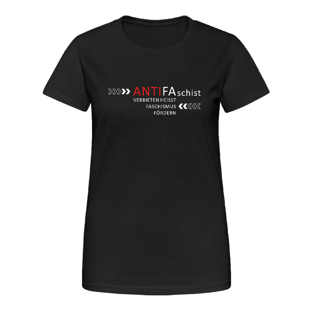 Schwarzes Damen T-Shirt mit weiß-rotem Frontprint: Der Schriftzug „ANTIFAschist – Verbieten heißt Faschismus fördern“ wird von weißen Pfeilen flankiert, die nach links zeigen. Das Design ist plakativ und politisch, ein klares Statement gegen die Kriminalisierung antifaschistischer Bewegungen.