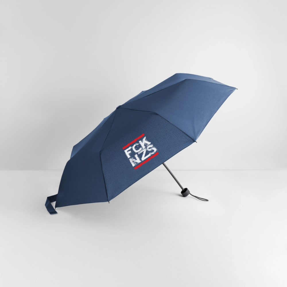 Regenschirm (klein) - Navy  Faltregenschirm mit weißem „FCK NZS“ Print im roten Rahmen. Kompakt, mit Klettverschluss und Schutzhülle. Statement gegen Faschismus.
