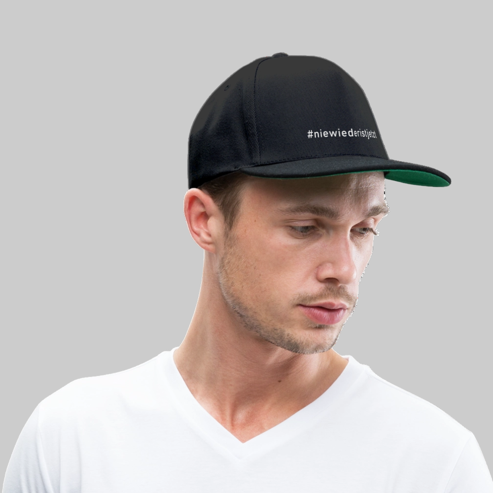 Gerader Schirm mit Old School Flair – Cap „Nie wieder ist jetzt“ - Schwarz/Schwarz