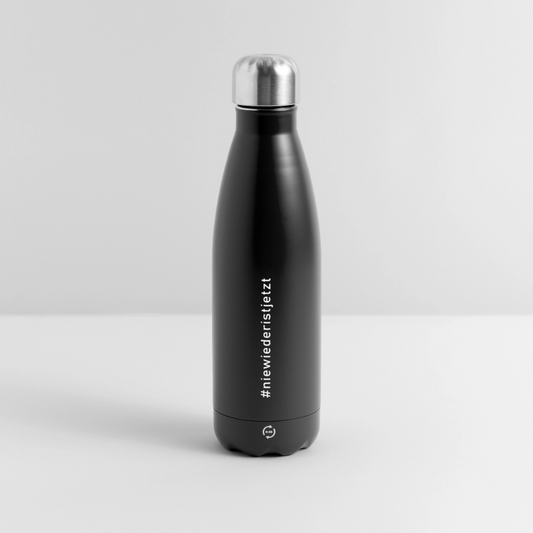 „Schwarze Thermosflasche mit weißem vertikalen Aufdruck #niewiederistjetzt – aus recyceltem Edelstahl, silberner Deckel, fotografiert auf grauem Hintergrund“