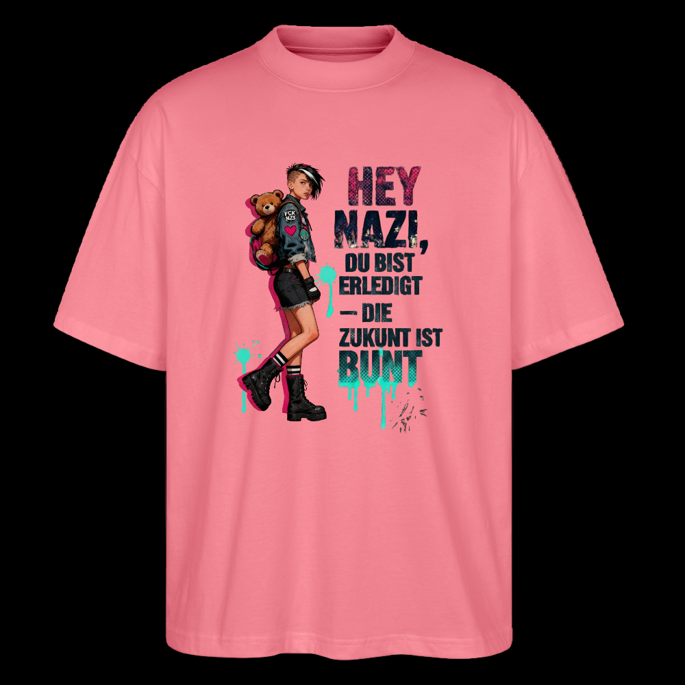 „Antifaschistisches Statement-Shirt mit bunter Illustration: Punkfigur mit Teddy-Rucksack und Spray-Effekt - Pink 