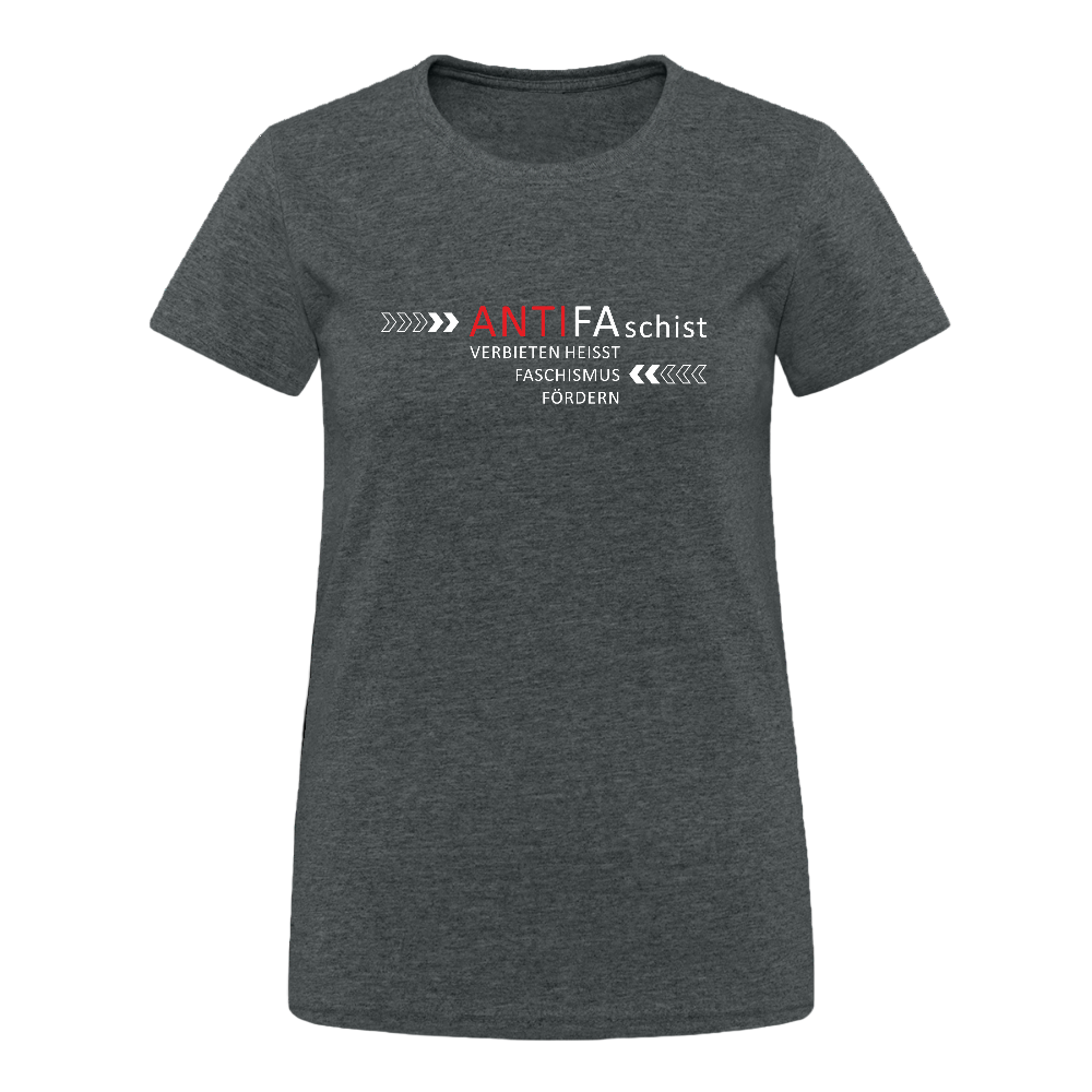 Damen T-Shirt mit weiß-rotem Frontprint: Der Schriftzug „ANTIFAschist – Verbieten heißt Faschismus fördern“ wird von weißen Pfeilen flankiert, die nach links zeigen. Das Design ist plakativ und politisch, ein klares Statement gegen die Kriminalisierung antifaschistischer Bewegungen. Dunkelgrau meliert