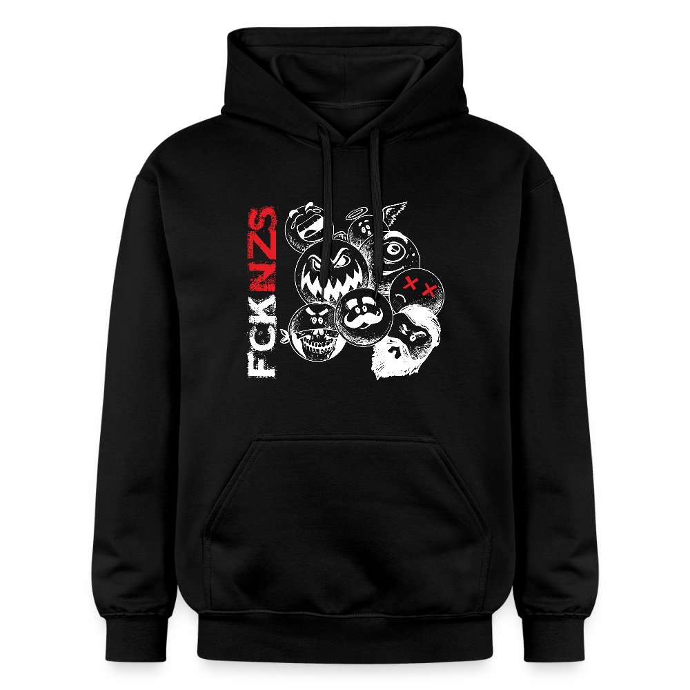 Frontansicht eines schwarzen Gildan Softstyle® Midweight Hoodies mit politischem Statement ‚FCK NZS – Spuk den Faschismus weg‘
