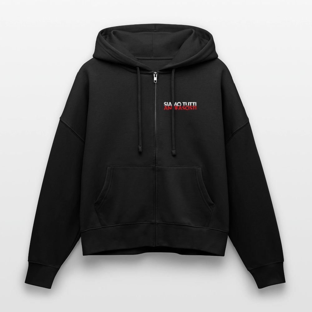 Schwarzer Zip Hoodie mit kleinem Brustprint „SIAMO TUTTI ANTI FASCISTI“ in Weiß und Rot. Doppelt gefütterte Kapuze, Fronttasche, sportlicher Boxy Fit.