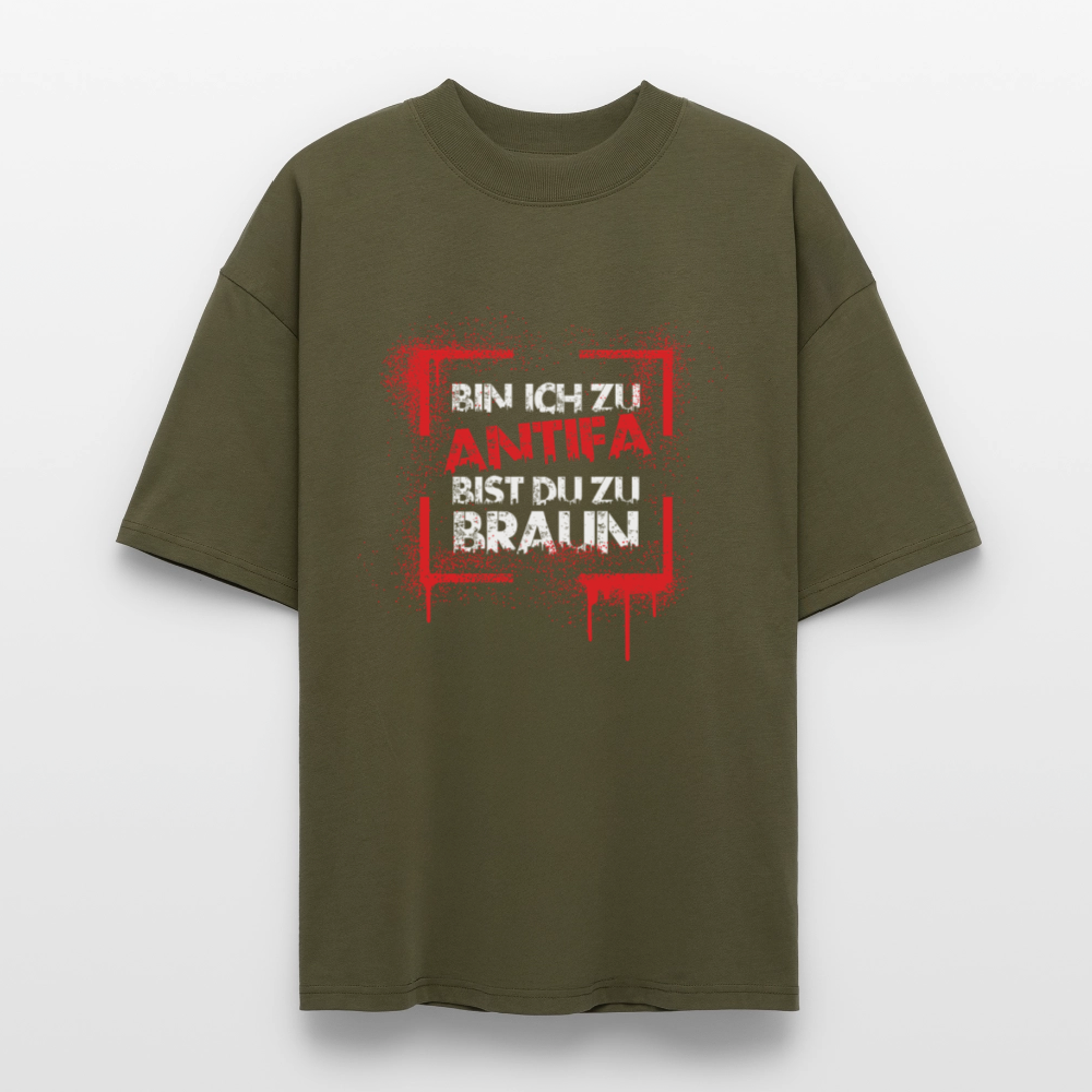 
Khakifarbenes Oversized Unisex T-Shirt mit „BIN ICH ZU ANTIFA“-Spray-Print – nachhaltige Baumwolle, weite Passform