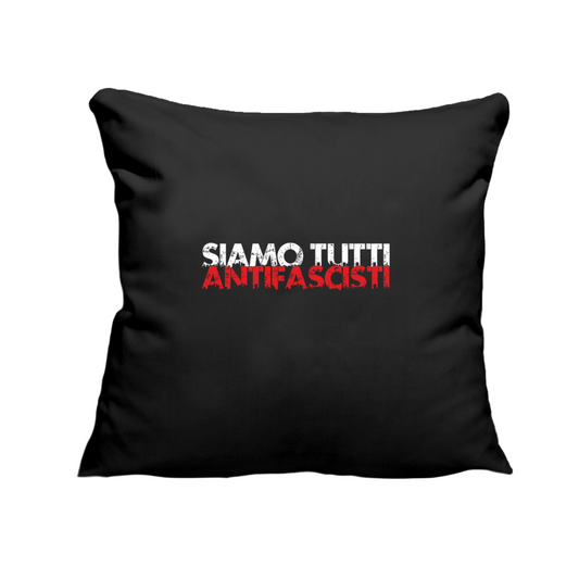 Schwarzer Sofakissenbezug mit weiß-rotem Print „SIAMO TUTTI ANTIFASCISTI“ in distressed Typografie. Das Design setzt ein klares antifaschistisches Statement im Wohnraum.