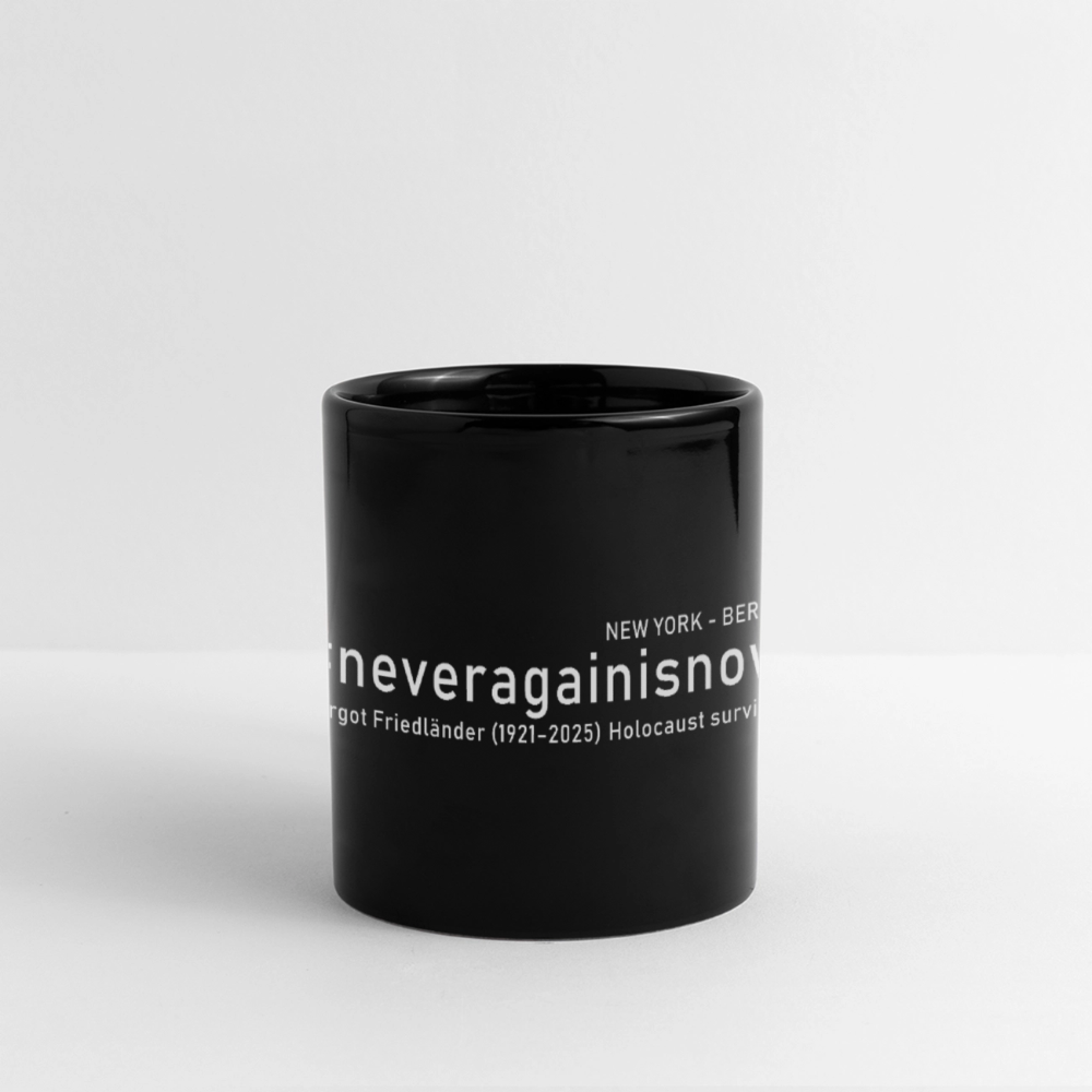Kaffeetasse - Statement-Tasse #neveragainisnow – Tribute an Margot Friedländer (1921–2025). Schwarze Keramik, weißer Print, klare Haltung gegen das Vergessen.