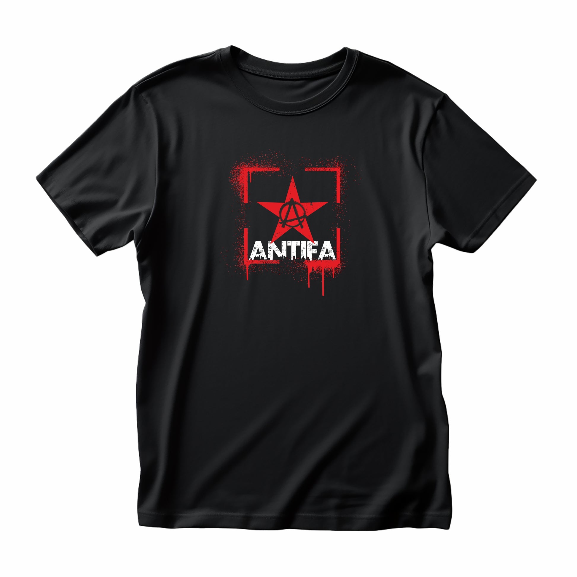 Schwarzes Unisex T-Shirt von Jack & Jones aus Bio-Baumwolle mit Frontprint „ANTIFA“ in Rot und Weiß, flach fotografiert vor hellem Hintergrund – Statement-Shirt von Das kreative Statement.