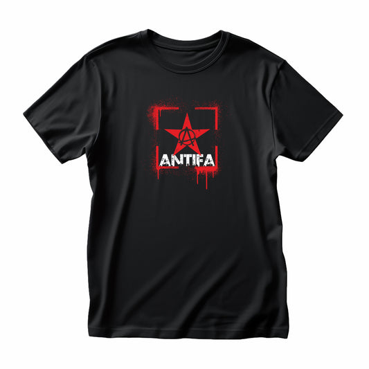 Schwarzes Unisex T-Shirt von Jack & Jones aus Bio-Baumwolle mit Frontprint „ANTIFA“ in Rot und Weiß, flach fotografiert vor hellem Hintergrund – Statement-Shirt von Das kreative Statement.