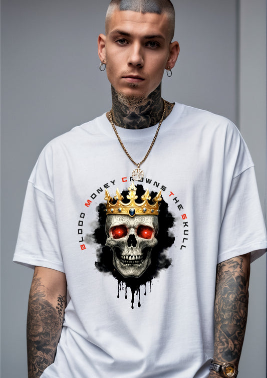 Weißes Unisex Oversize-T-Shirt aus schwerer Baumwolle mit auffälligem Frontprint: ein Totenkopf mit goldener Krone und dem Schriftzug „Blood Money“ darunter. Das Shirt hat eine großzügige Passform und verkörpert modernen Streetwear-Stil