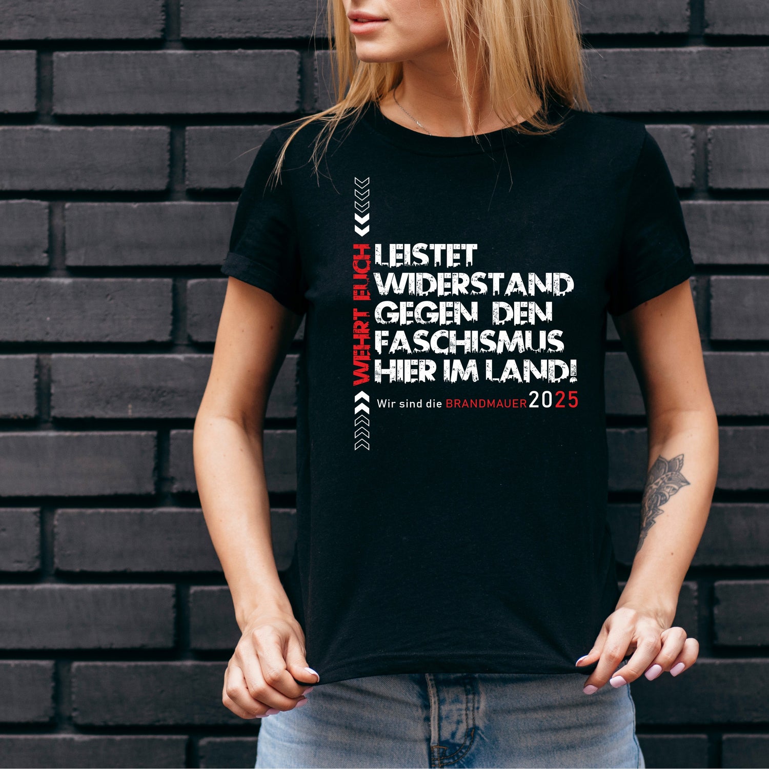 „Feminines Statement gegen Faschismus: Damen T-Shirt ‚Leistet Widerstand‘ aus Bio-Baumwolle mit langlebigem Siebdruck – Sommer ’25 Kollektion in Schwarz.“