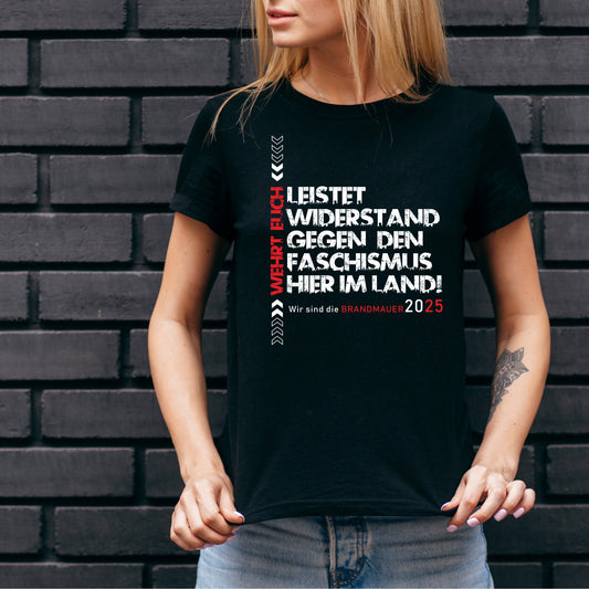 „Feminines Statement gegen Faschismus: Damen T-Shirt ‚Leistet Widerstand‘ aus Bio-Baumwolle mit langlebigem Siebdruck – Sommer ’25 Kollektion in Schwarz.“