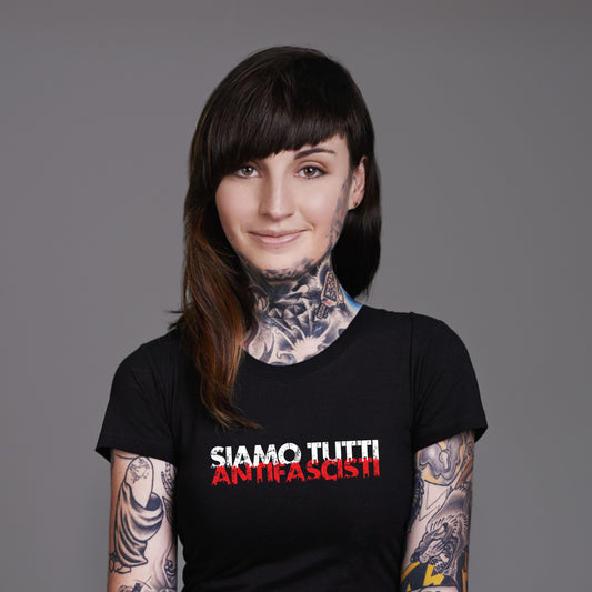 Porträt und Tätowierung von glücklicher Frau mit Mode für Gesichtsbehandlung oder Körperkunst mit schwarzes t-SHirt mit der Aufschrift Siamo
tutti antifacisti
