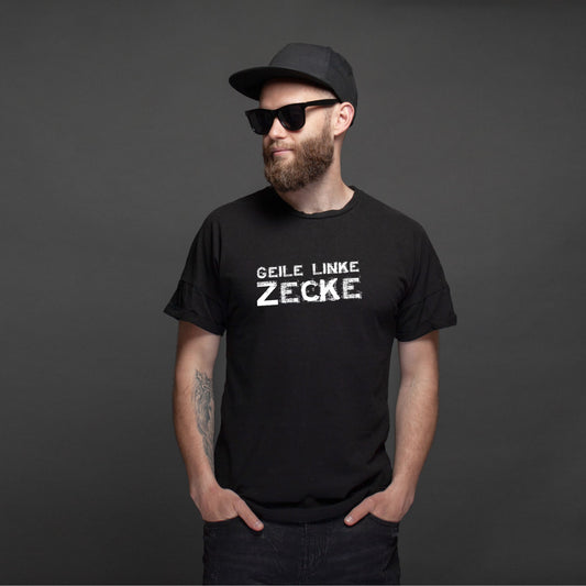 Mann mit Sonnenbrille trägt schwarzes Shirt mit dem Aufdruck Geile Linke Zecke
