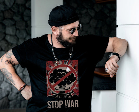 Unisex T-Shirt ‚STOP WAR‘ in Schwarz – Retro Design mit Statement-Aufdruck“
