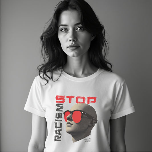 Person trägt weißes Unisex T-Shirt mit schwarzem Aufdruck „STOP RACISM“ – klares Statement gegen Rassismus, schlichtes Design, starke Botschaft