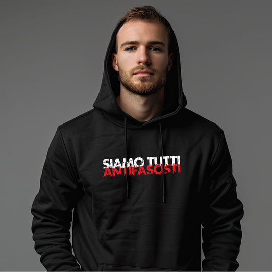 Schwarzer Unisex-Hoodie mit weiß-rotem Frontprint „SIAMO TUTTI ANTIFASCISTI“. Der Kapuzenpulli besteht aus Bio-Baumwolle, hat einen Rundhalsausschnitt und zeigt ein klares politisches Statement für Vielfalt und gegen Faschismus – präsentiert in hochwertigem Siebdruck.